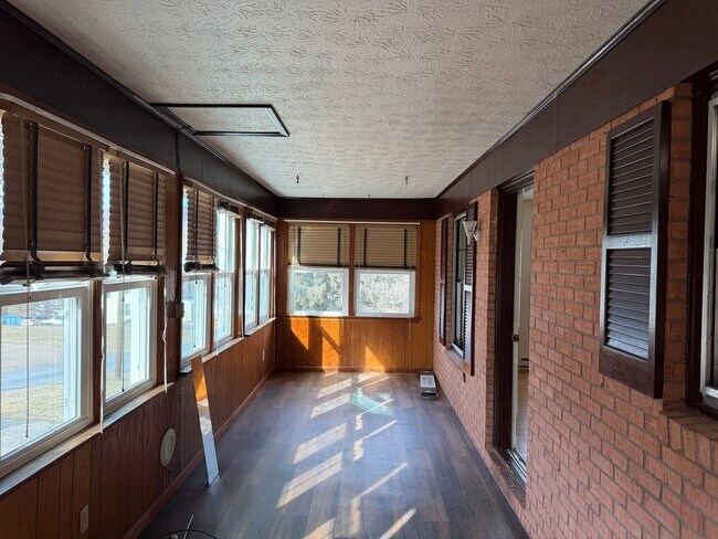 Building Photo - Charming Country Home with Spacious Yard & Mountain Views – Singers Glen, VA