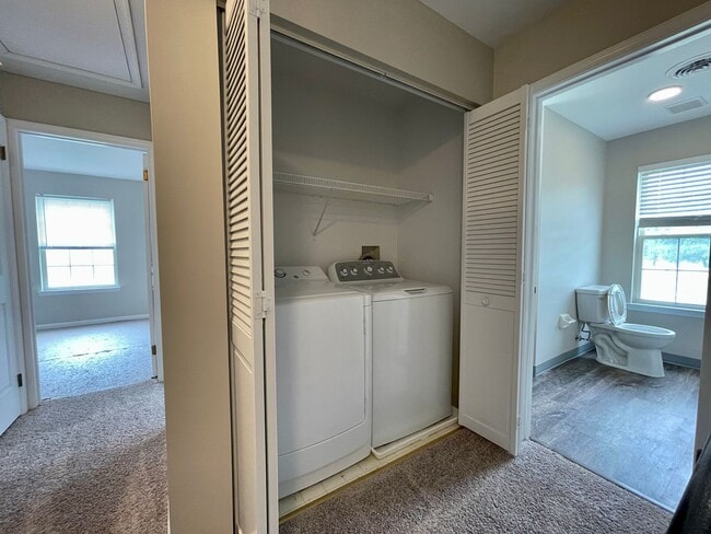 Building Photo - Large 4 bedroom 2.5 bath 2 car garage hous...