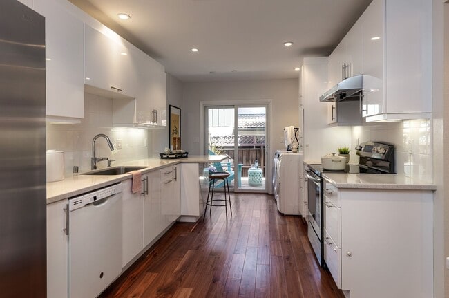Building Photo - Downtown Los Altos Luxury Townhome