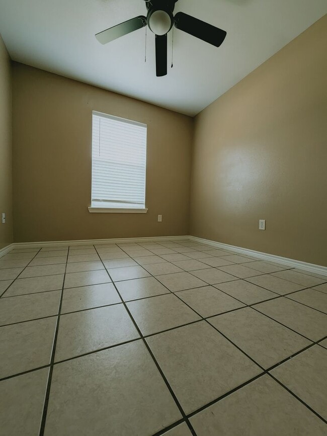 Building Photo - 3 bedroom 2 bath brick home