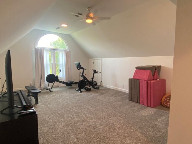 Building Photo - Beautiful Executive Style Home in the Stun...