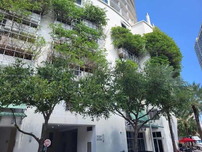Building Photo - 1750 N Bayshore Dr