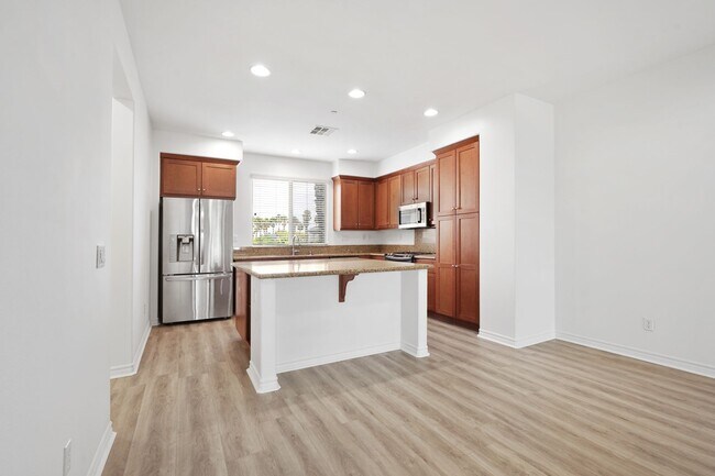 Building Photo - Spacious 4 Bedroom TownHome in Garden Grove!