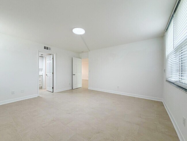 Building Photo - 7625 Sun Island Dr S