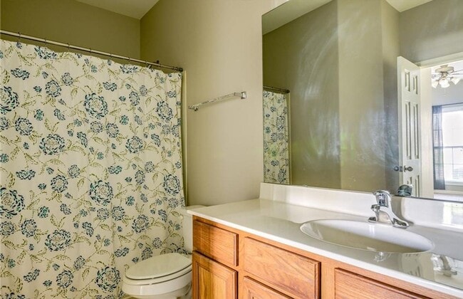 Building Photo - Very nice townhome with primary bedroom on...