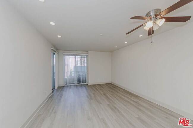 Building Photo - 848 Irolo St