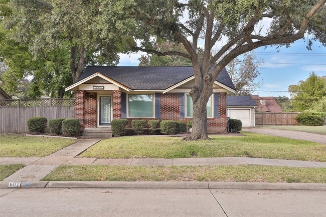 Building Photo - 607 Lakeview Dr