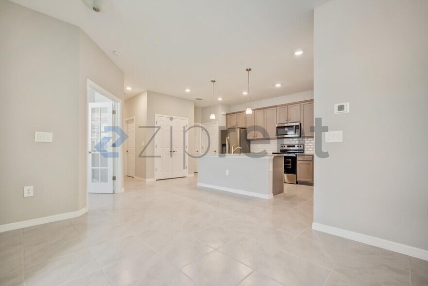 Building Photo - 1126 S Town and River Dr