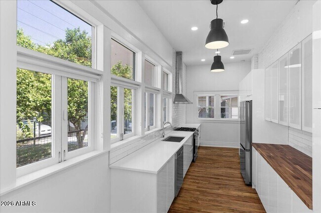 Building Photo - 825 N 3rd Ave