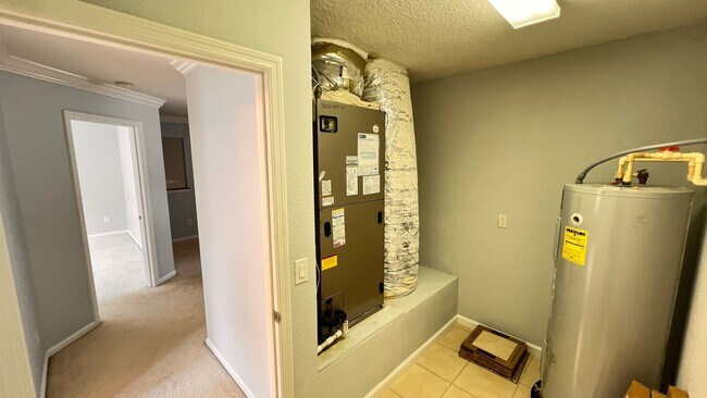 Building Photo - Available NOW! Stunning 4-Bedroom Home in ...