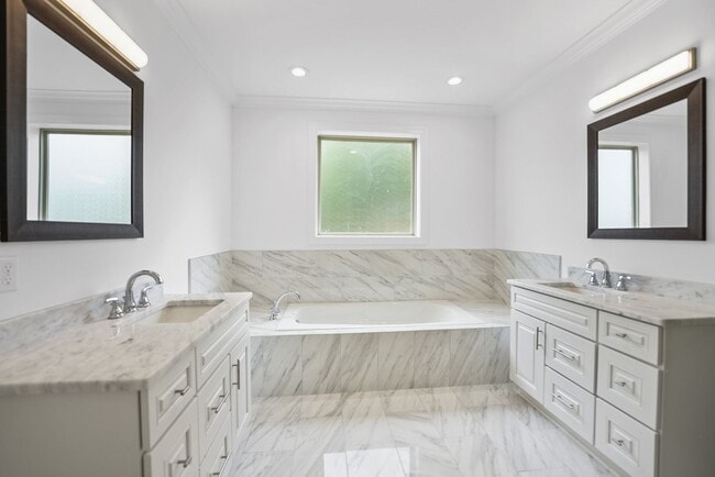 Building Photo - Newer Custom Brick Home in Lebanon