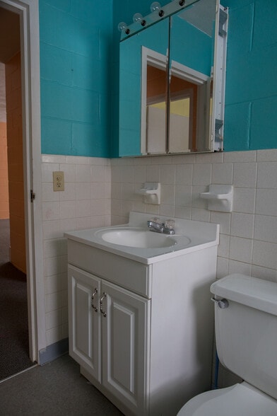 Bathroom - 1399 North Carolina Hwy 105 Bypass