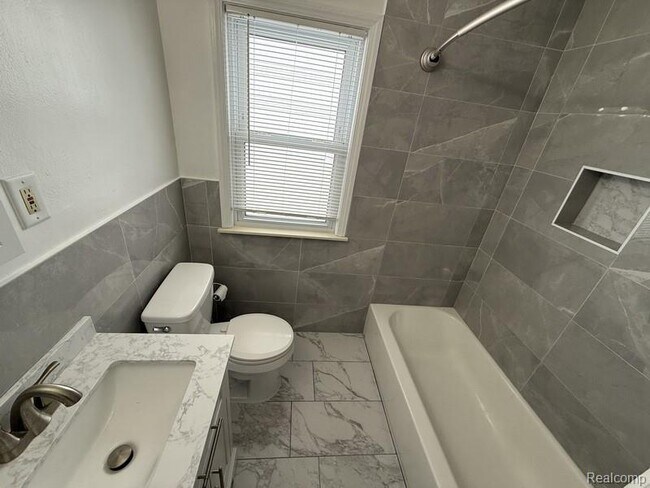 Building Photo - 1465 E 14 Mile Rd