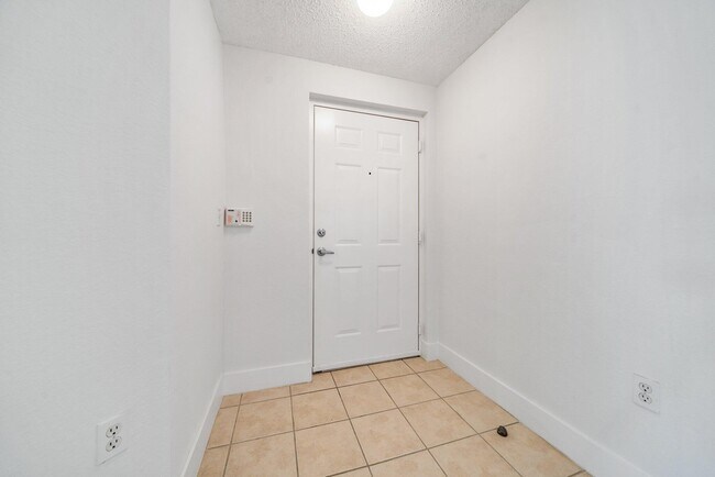 Building Photo - 3020 Alcazar Pl