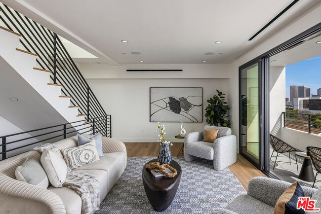 Building Photo - 1247 1/2 W Bellevue Ave