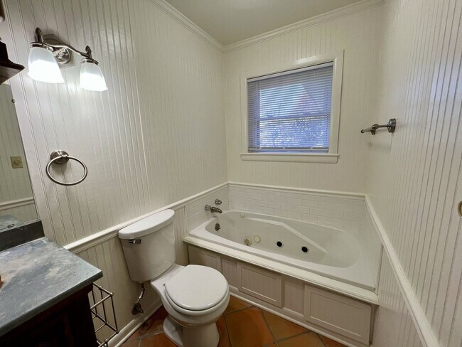 Building Photo - 3 Bedroom Home in Greenwood!