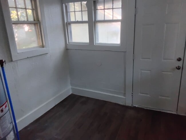Building Photo - 946 W Poplar St
