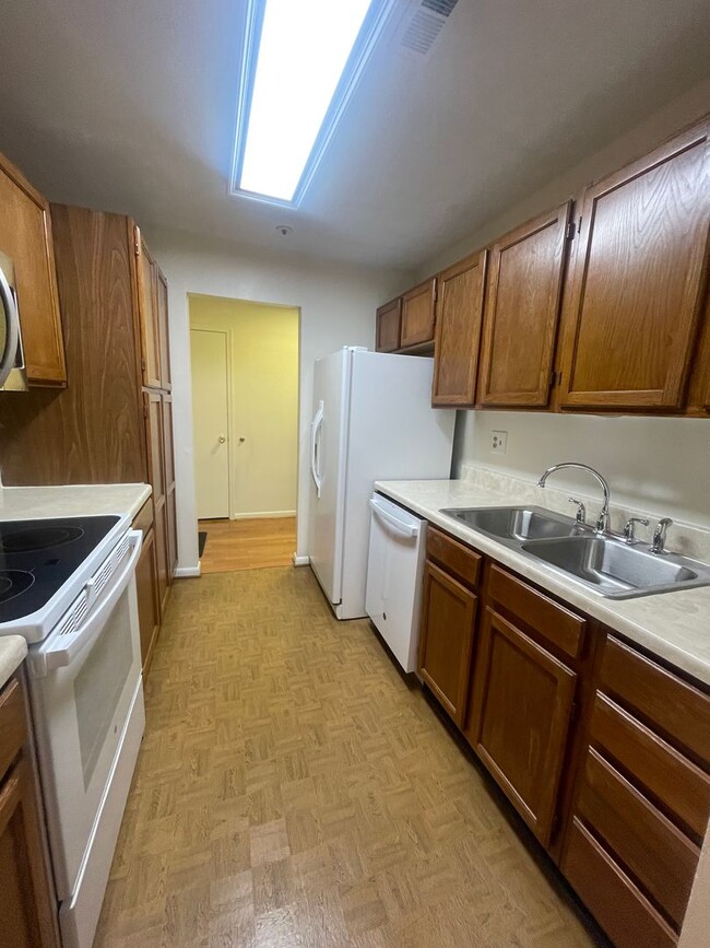 Building Photo - VERY SPACIOUS CONDO ON 3RD FLOOR WITH ELEV...