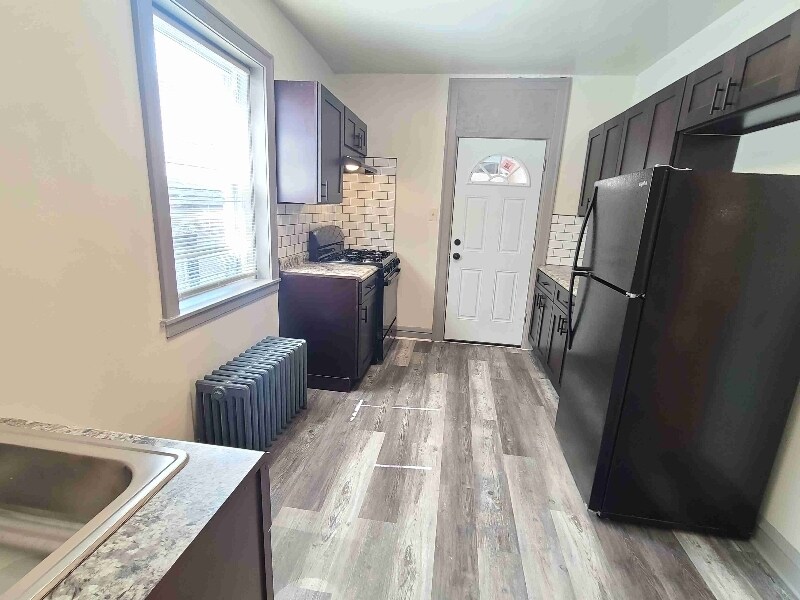 Building Photo - 834 N Massasoit Ave