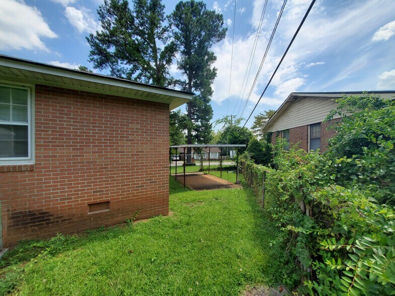 Building Photo - 301 W Lakeside Ave