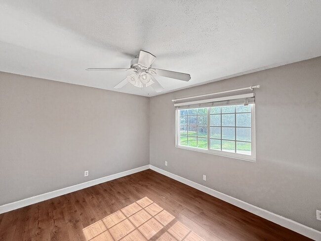 Building Photo - Stunning 4B/2.5Ba House w/ Two Fireplaces,...