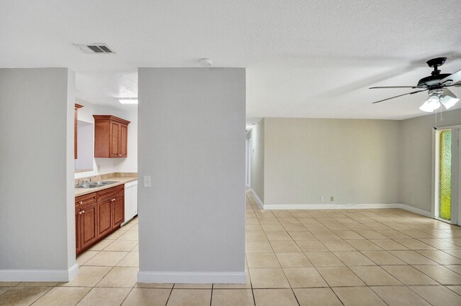 Building Photo - Spacious and beautiful home with a fenced backyard!