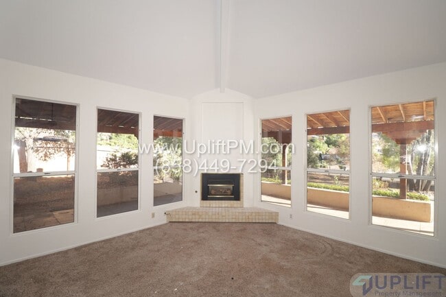 Building Photo - 4 Bedroom 2.5 Bath in San Diego Country Es...