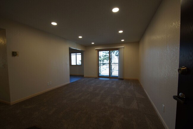 Building Photo - 1260 Larpenteur Ave W