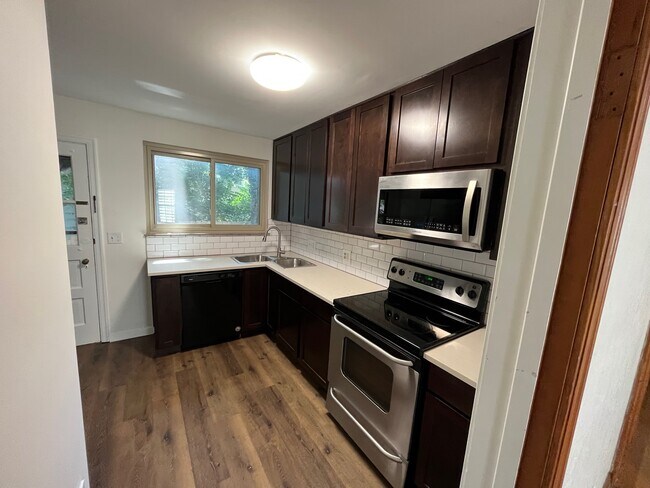 Building Photo - 3063 Sunset Dr - A