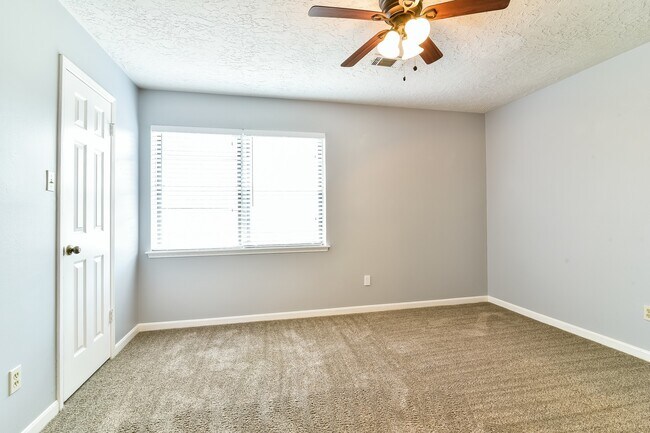 Building Photo - 11715 Parkriver Dr