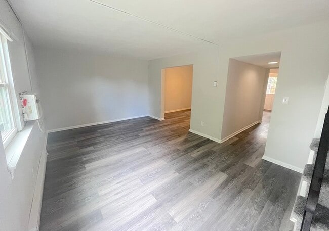 Building Photo - BEAUTIFUL TWO BEDROOM 1.5 BATHROOM APARTME...