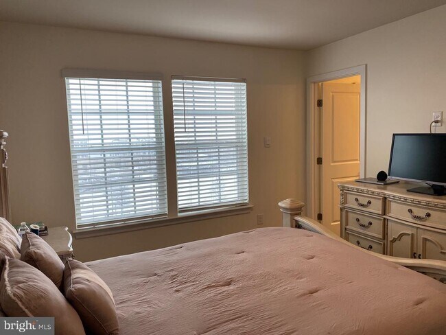 Building Photo - 7530 Daybreak Dr