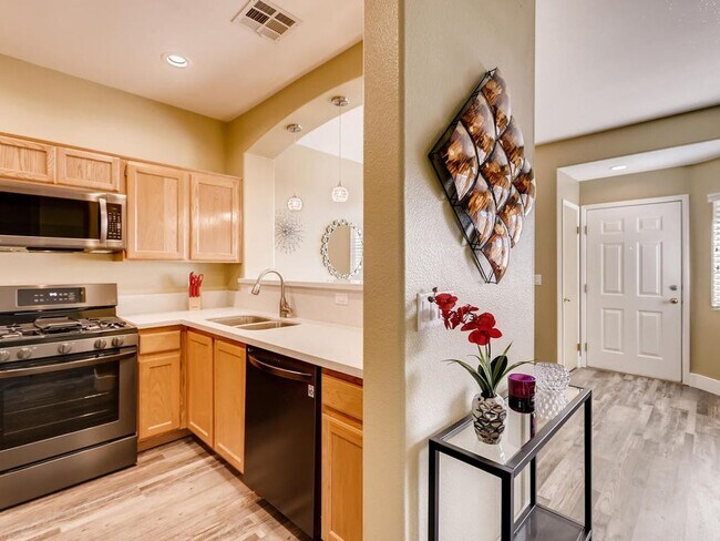 Building Photo - **SHORT TERM GATED LUXURY RENTAL** 3BDRM *2.5 BATH* 2 CAR GARAGE