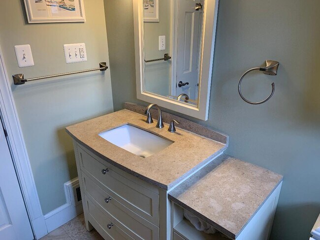 Bath vanity with mirror - 5804 Searl Ter
