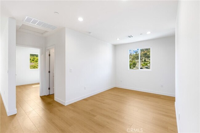 Building Photo - 4038 Somers Ave