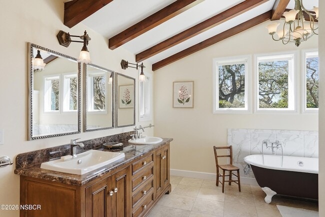 Building Photo - 2611 Janin Way