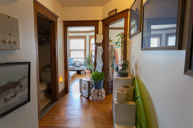 Building Photo - 324 Hendrie St