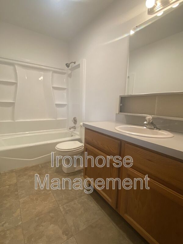 Building Photo - 809 W Villard St
