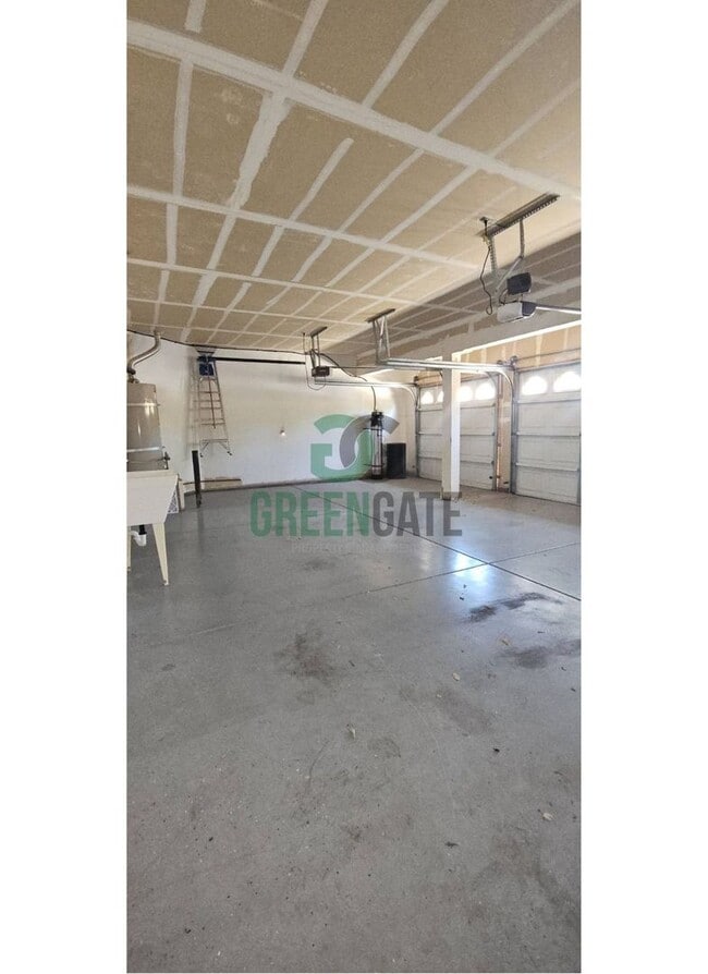 Building Photo - Beautiful 4 Bedroom, 3 Bathroom Home in Tr...