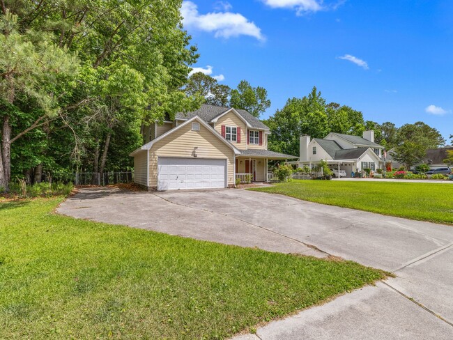 Building Photo - Country Club Area!