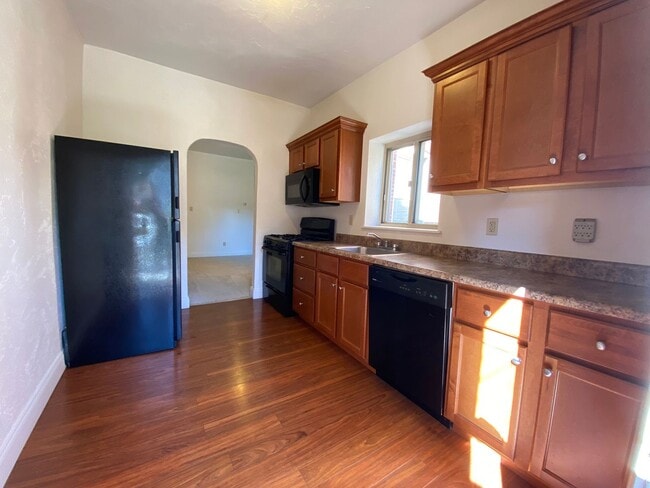 Building Photo - Spacious Two Bedroom Townhouse in Squirrel Hill! Fully Equipped Kitchen & W/D Included! Call Today