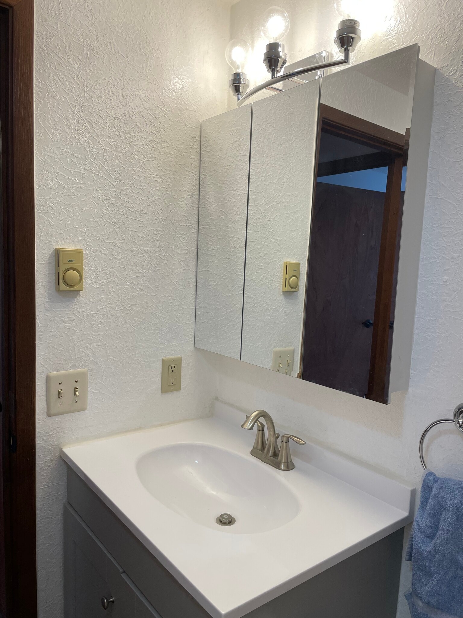 Bathroom vanity space with medicine cabinet - 240 W Kyle Dr