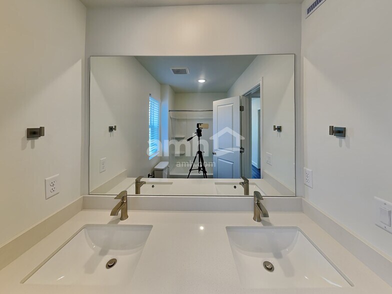 Building Photo - 11023 S Blue Bayou Dr