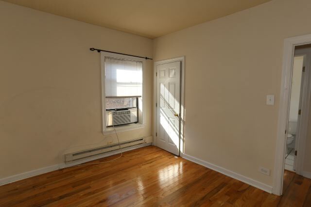 Building Photo - 627 W Cornelia Ave
