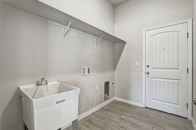 Building Photo - 629 La Entrada Cir