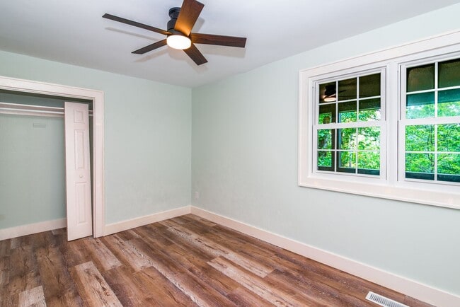 Building Photo - 3 Bedroom 2 Bath beautiful newly remodeled...