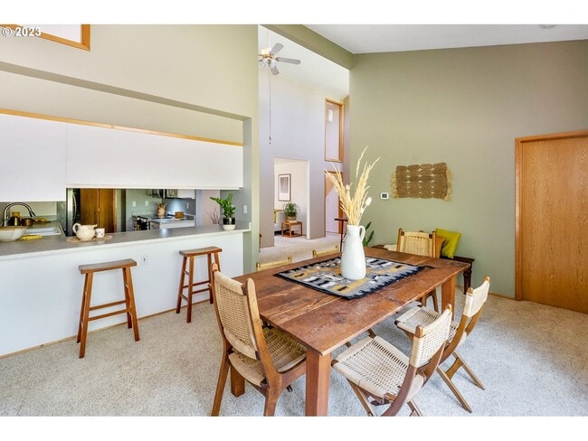 Building Photo - 2Bd/2Ba Second Floor Condo in SE with Washer & Dryer, 2 Car Dethatched Garage and a Serene Courty...