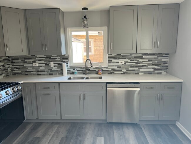 Building Photo - 385 Dover Ln