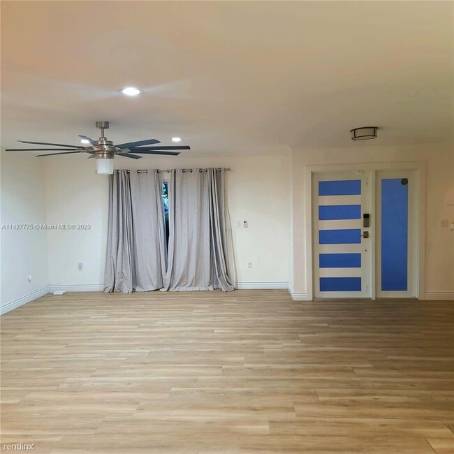 Building Photo - 3 br, 2.5 bath House - 6745 NW 169th St # 10F