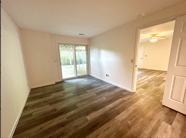 Building Photo - Elegant 4-Bedroom Home in Beautiful Lake S...